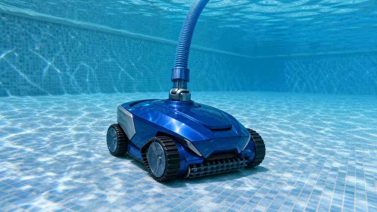 Zodiac MX8 opiniões — a limpar o fundo de uma piscina com a mangueira ligada ao skimmer