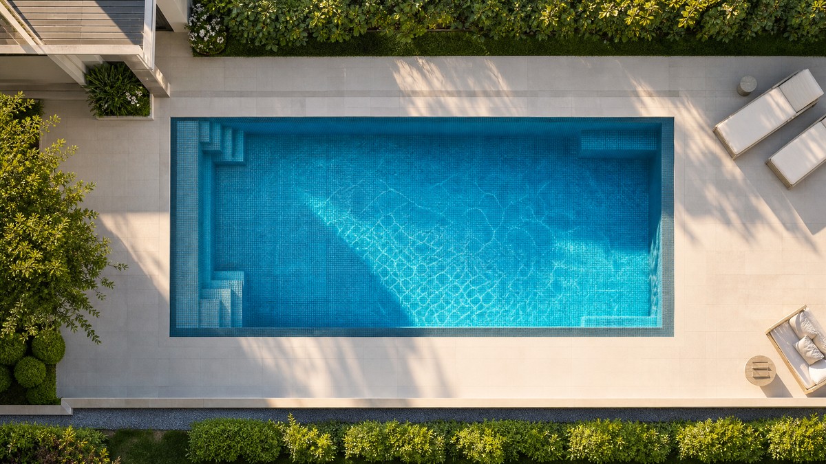 Piscina residencial completamente cristalina após o protocolo de recuperação de água verde