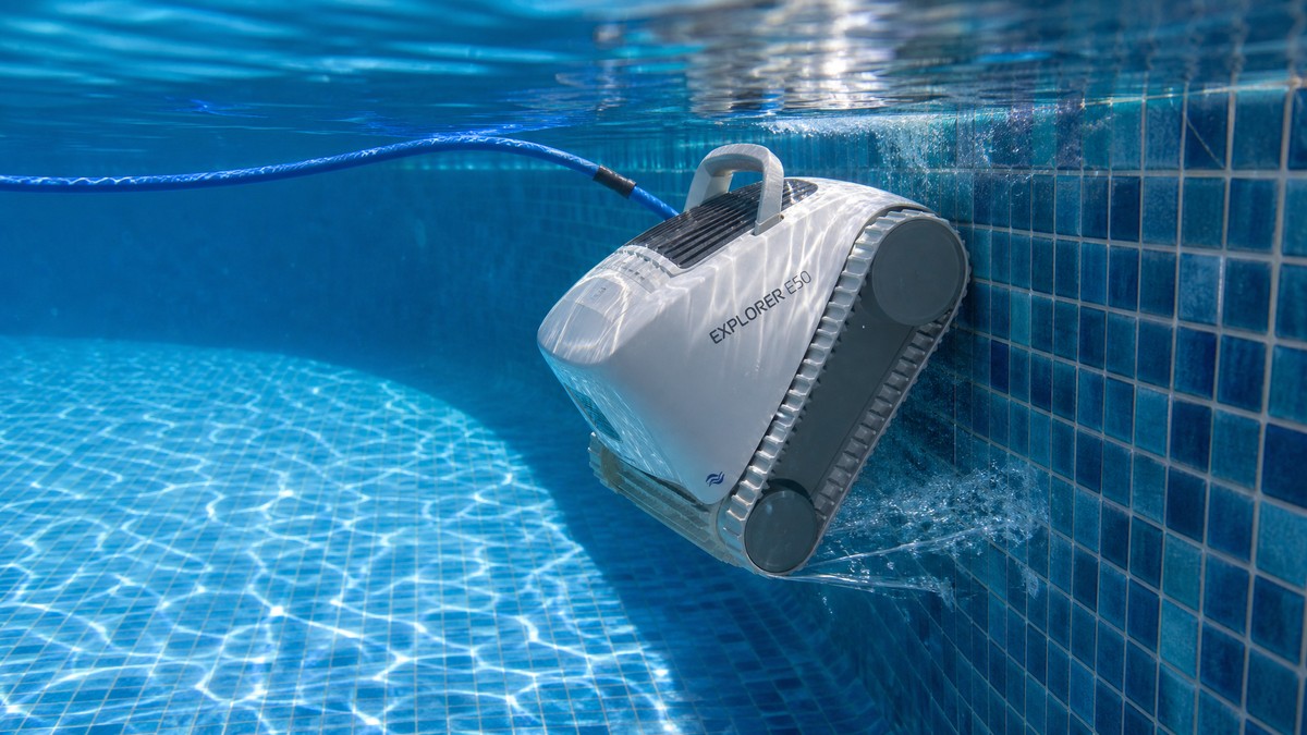 Dolphin Explorer E50 opiniões — o robô a trabalhar debaixo de água sobre pastilha de vidro
