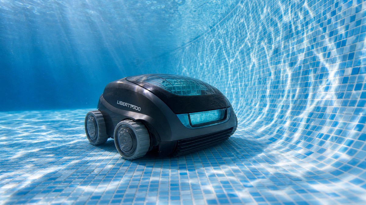 Dolphin Liberty 300 opiniões — robô sem fios a limpar o fundo de uma piscina de gresite