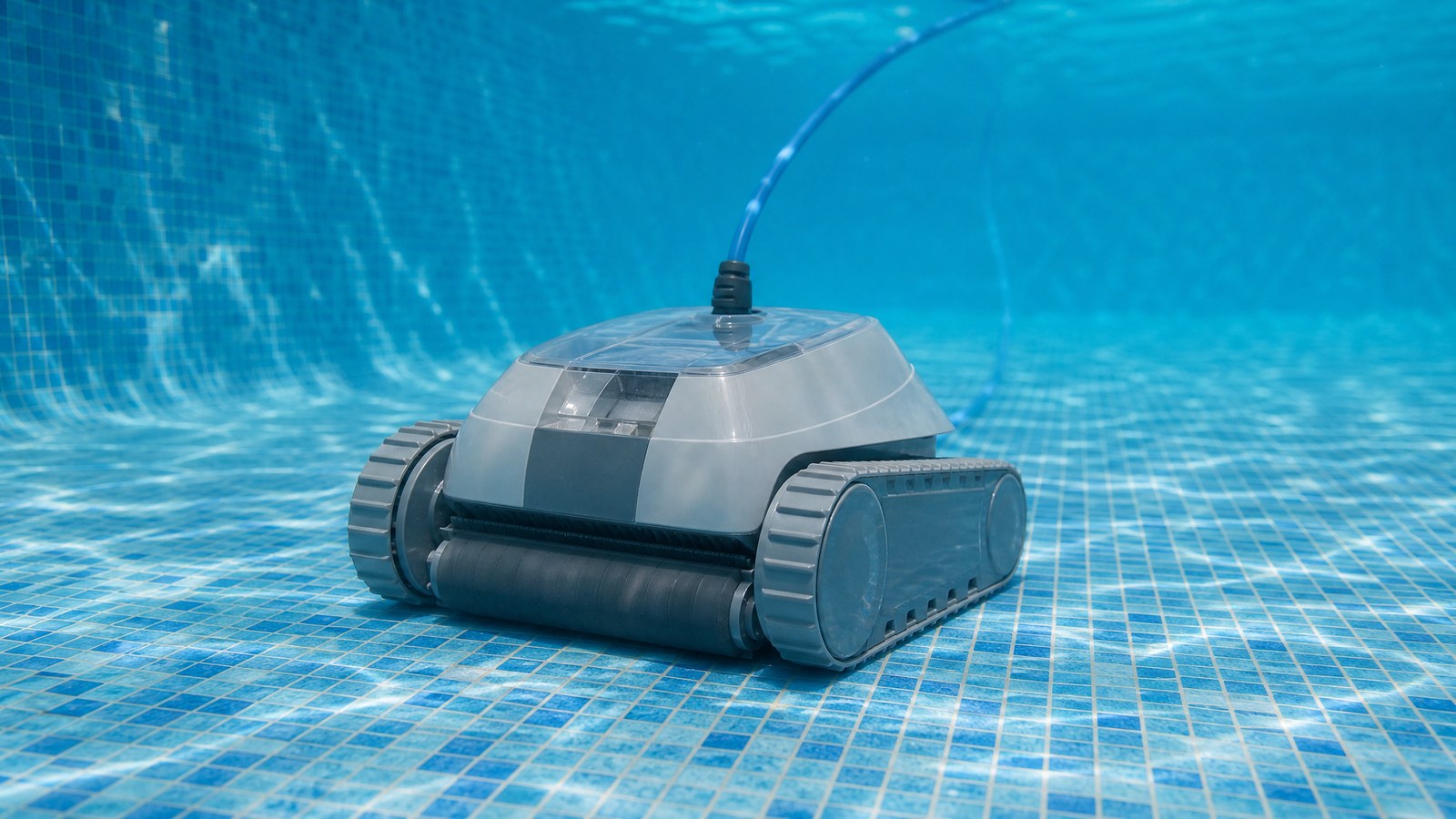 Dolphin Maytronics E10 opiniões — limpa-fundos elétrico a trabalhar sobre o fundo de uma piscina pequena