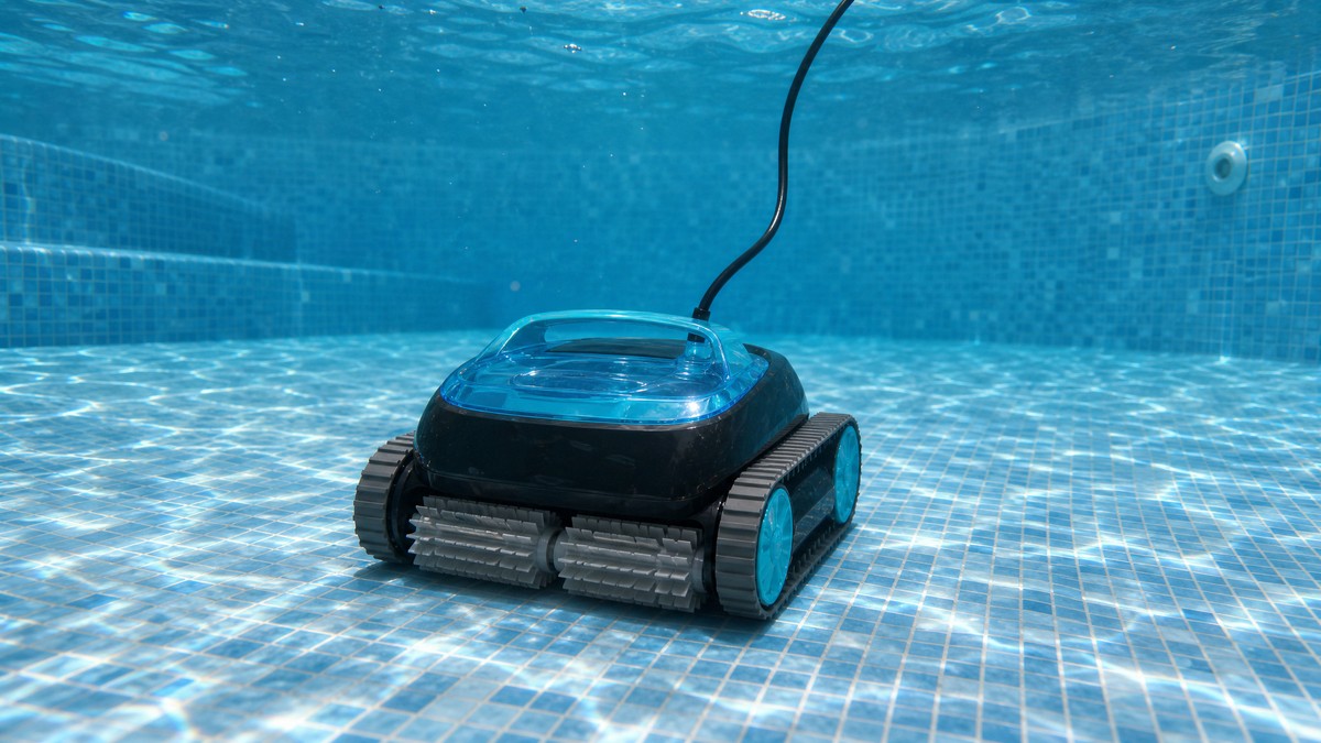 Dolphin Nautilus CC opiniões — a limpar o fundo de uma piscina residencial