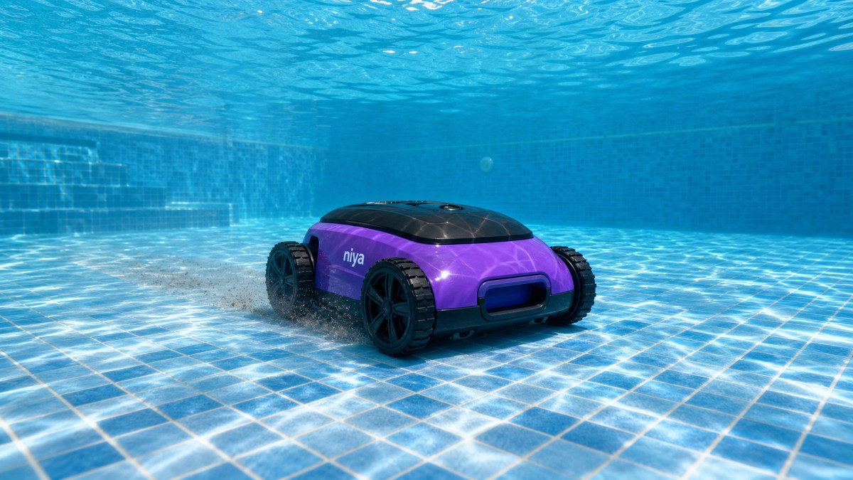 Dolphin Niya Sonar F2 opiniões — a limpar o fundo de uma piscina de gresite