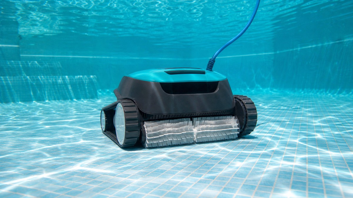 Dolphin Seamaster Plus opiniões — a limpar o fundo de uma piscina de gresite