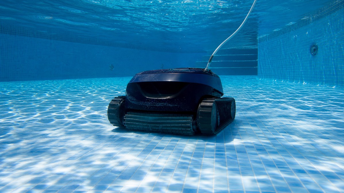 Dolphin E30 opiniões — a limpar o fundo de uma piscina