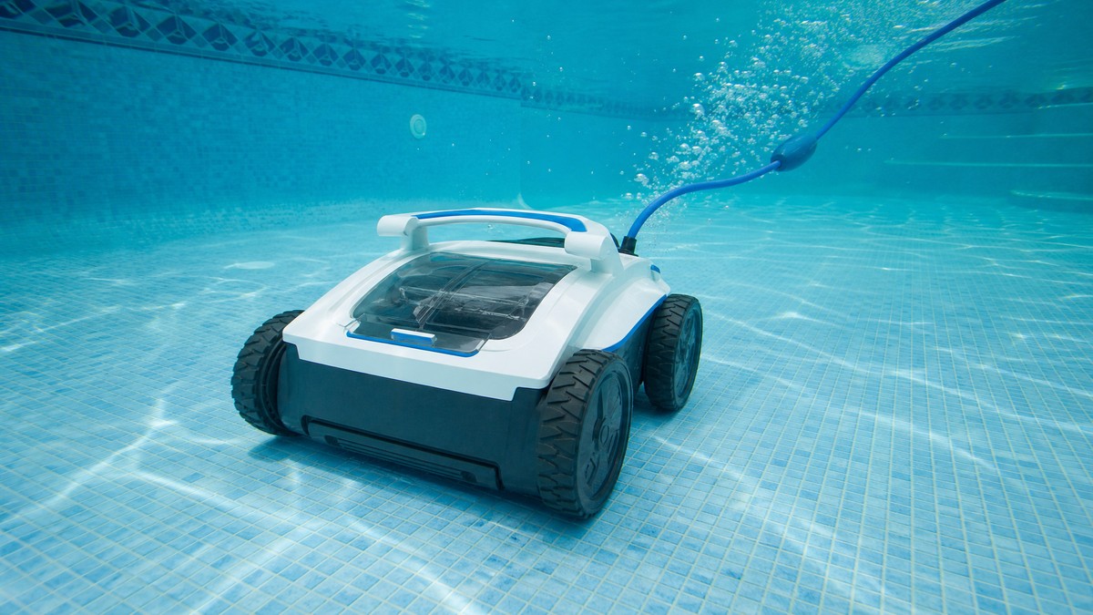 Polaris 9650iQ Sport opiniões — a limpar o fundo de uma piscina com cabo swivel