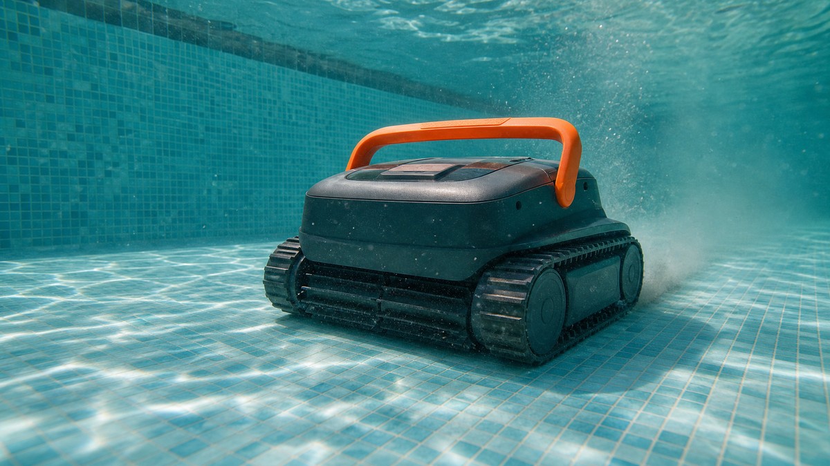 Pondee X5 opiniões — a limpar o fundo de uma piscina com pastilha de vidro azul