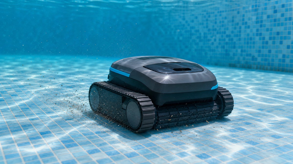 QP Spyder opiniões — a limpar o fundo de uma piscina pequena com fundo de pastilha de vidro