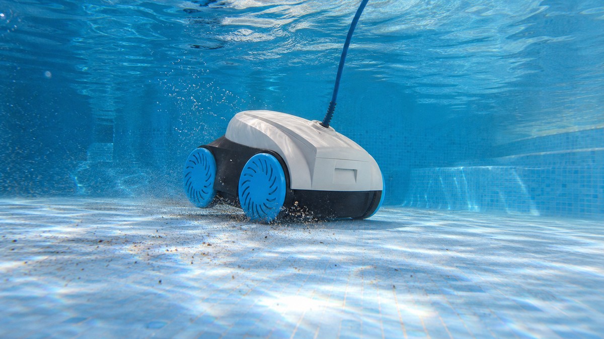 Ubbink Robotclean 1 opiniões — a limpar o fundo de uma piscina com cabo de 13 m