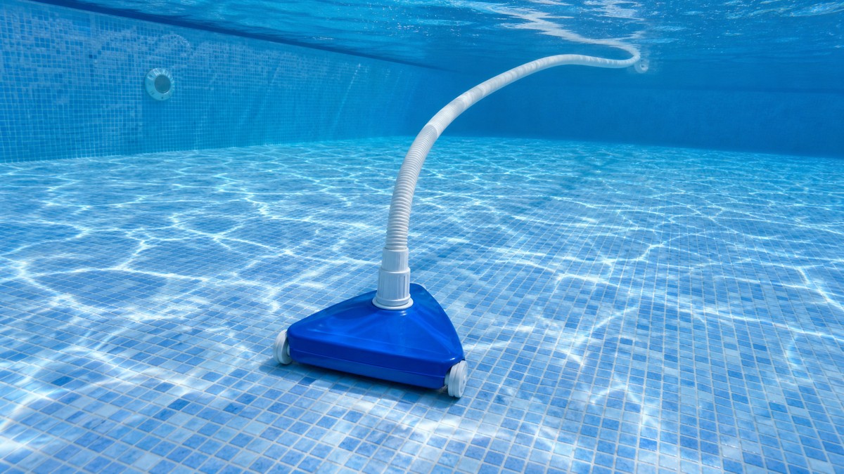 Wiltec Limpiafondos Automático 60 opiniões — a limpar o fundo de uma piscina com mangueira ao skimmer