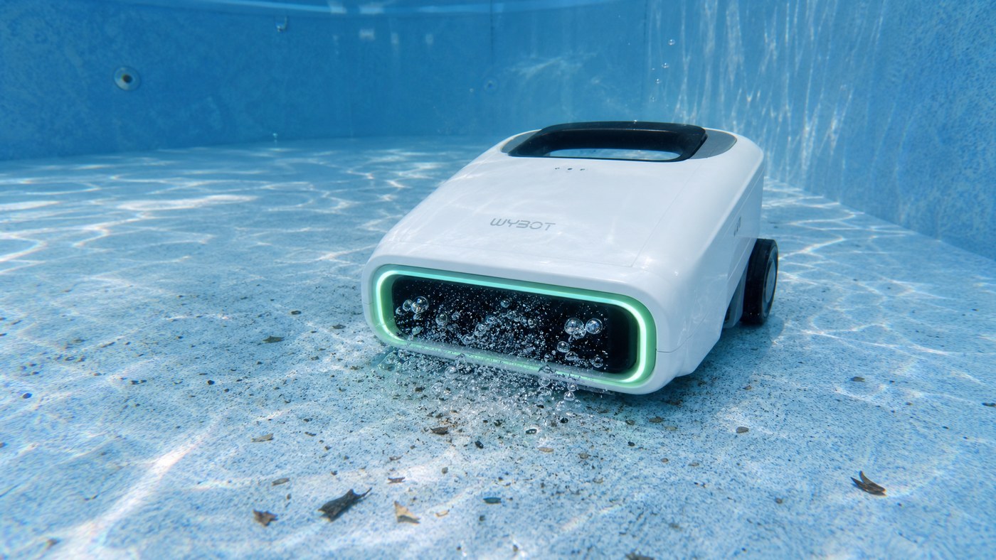 WYBOT A1 opiniões — a limpar o fundo de uma piscina elevada