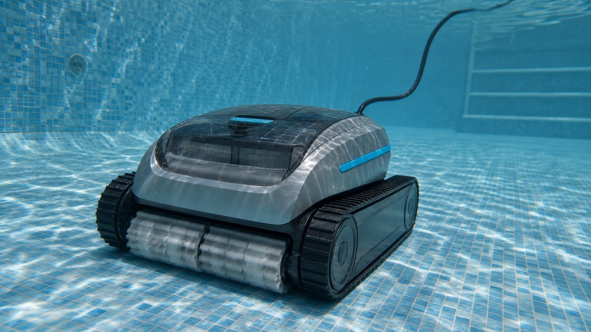 Zodiac CNX 30 iQ opiniões — a limpar o fundo de uma piscina com pastilha de vidro